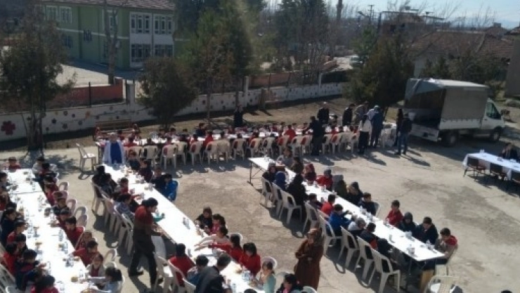 Kızılay'dan Öğrencilere Kandil Yemeği