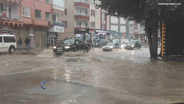 Sağanak yağış Malatya'da sokakları göle çevirdi