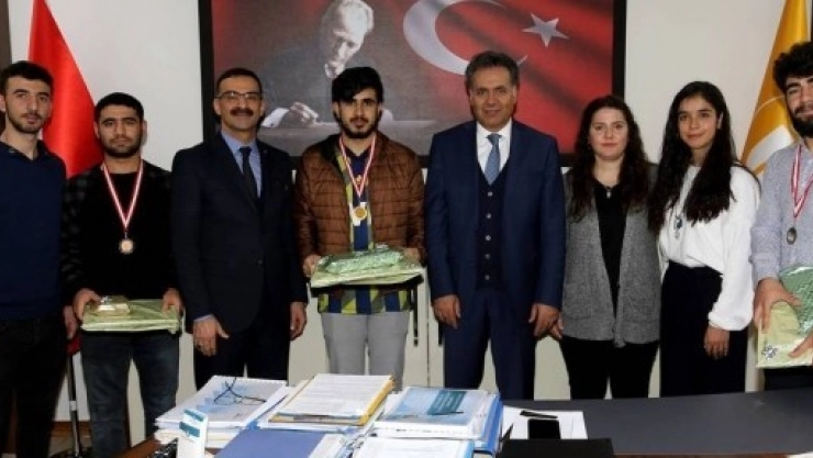 Satrançta Dereceye Girenler Kupalarını Aldı