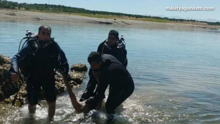 Serinlemek için baraj gölüne giren genç boğuldu