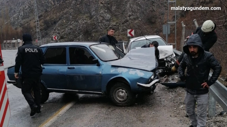 Şerit ihlali kazaya neden oldu:  5 yaralı
