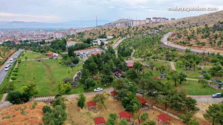 Sıcaklardan bunalan vatandaşlar Beydağı Tabiat Parkına akın etti