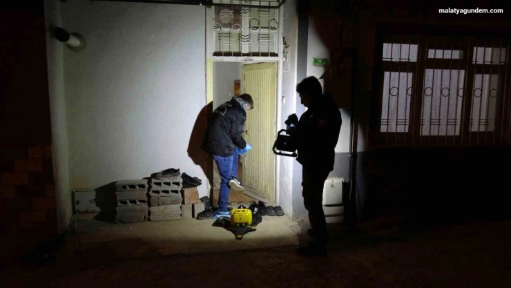 Sofra bezi silkelerken düşerek yaralanan ve kalbi duran kadın hayata döndürüldü