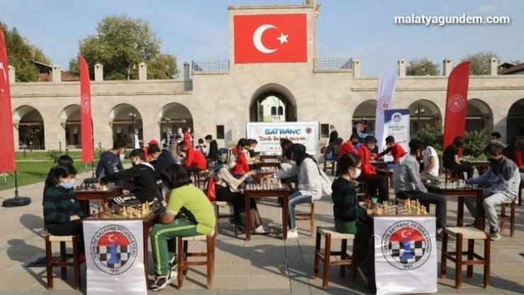 Sporcular Battalgazi'nin tarihi mekanlarında buluştu