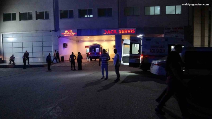 Tamirat için çıktığı aydınlatma direğinde akıma kapılan adam ağır yaralandı