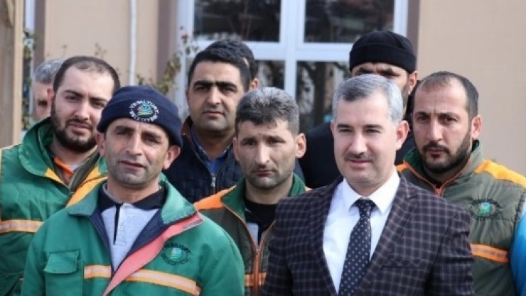 Çınardan Temizlik İşçisine Çeyrek Altın