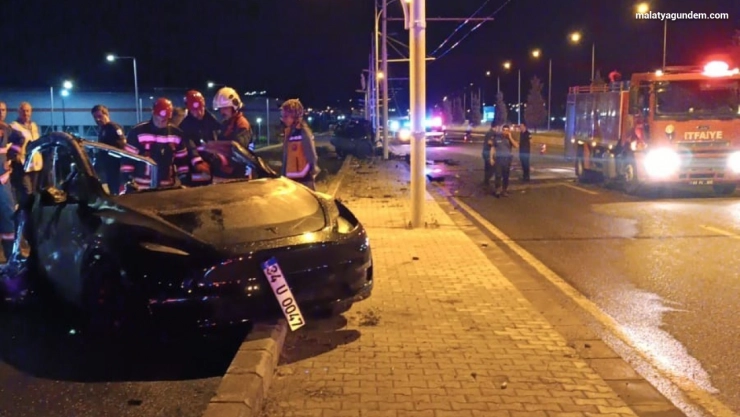 Tesla marka araç alev aldı: 2 hemşire yanarak can verdi