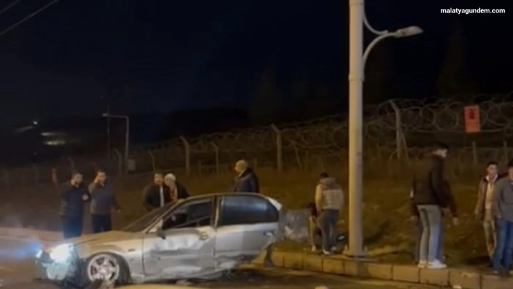 Trambüs hattı direğine çarpan otomobil ikiye bölündü: 3 yaralı