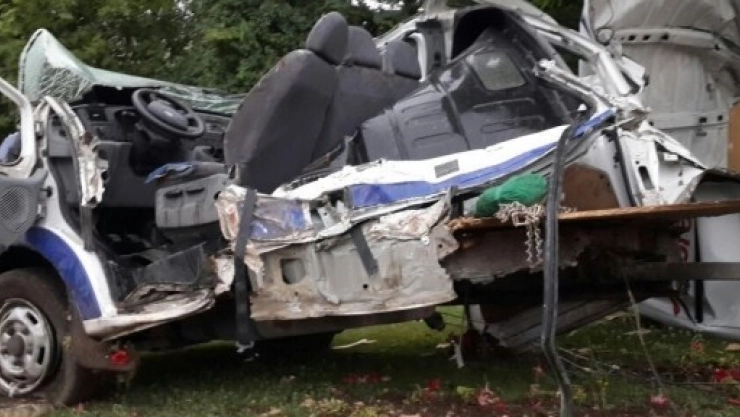 Trambüs direğine çarpan minibüs hurdaya döndü