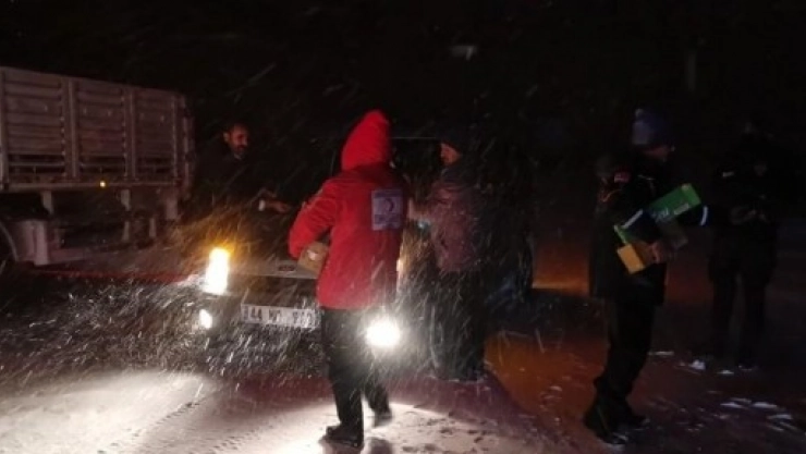 Sürücülere Türk Kızılayı Yetişdi