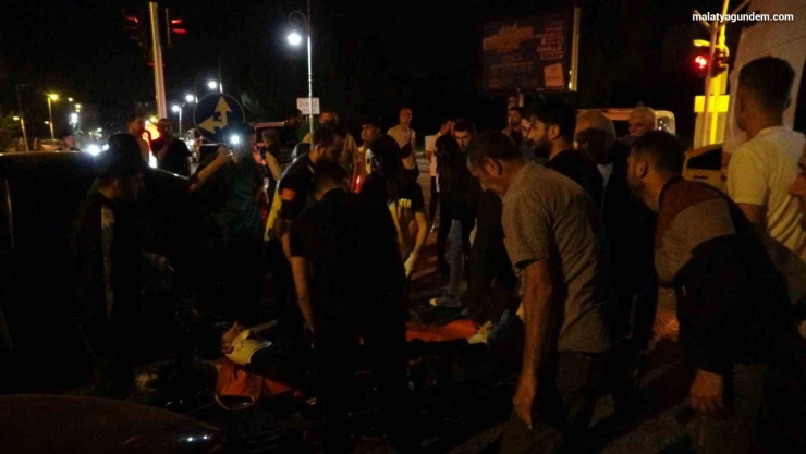 Üç aracın karıştığı kazada ortalık savaş alanına döndü: 3 yaralı