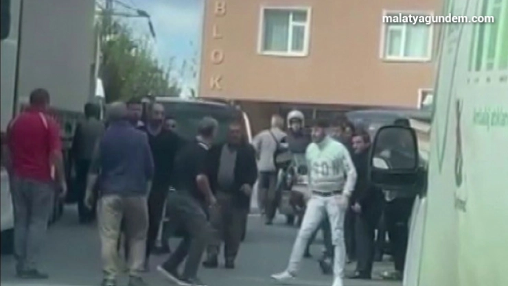 Ümraniye'de yol verme kavgasında tekmeler ve yumruklar havada uçuştu