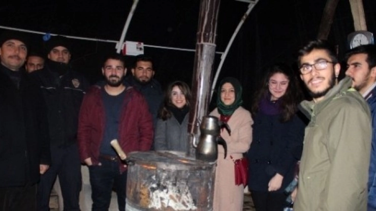 Üniversite Öğrencilerinden Polise Sıcak Çorba İkramı