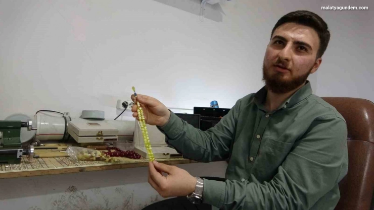 Usta ellerin ürettiği  'tespihler' 10 ila 15 bin TL arasında alıcı bulabiliyor