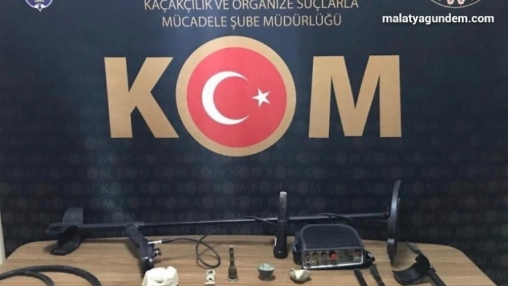 Uyuşturucu ararken tarihi eser ele geçirildi