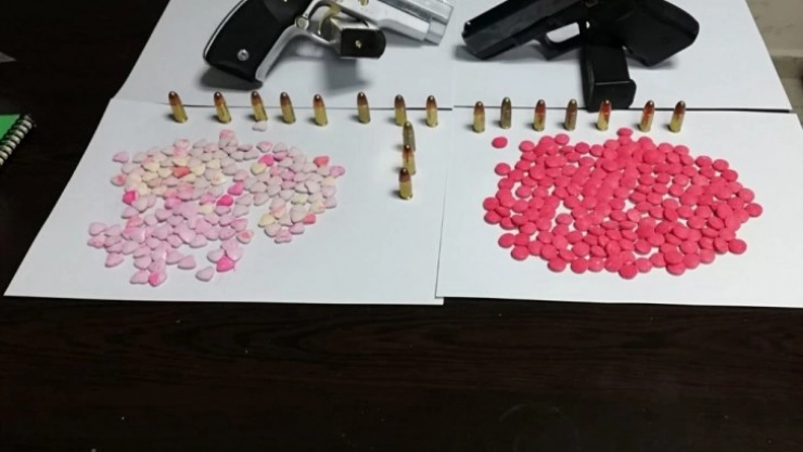 Uyuşturucu hap ve tabancadan 4 gözaltı