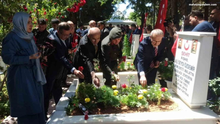 Vali Yavuz ve protokol şehitliği ziyaret etti