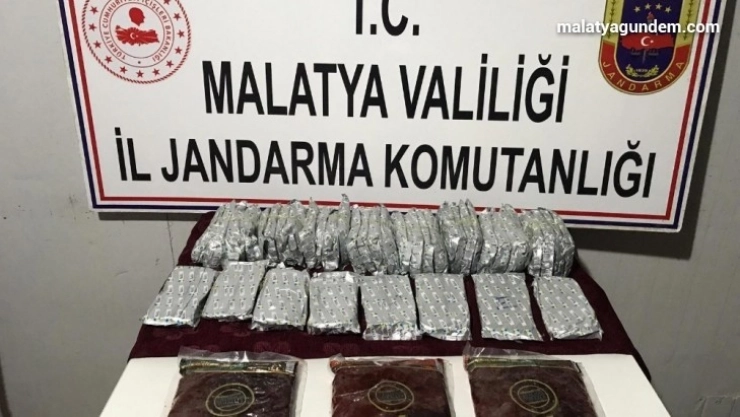 Valizde uyuşturucu hap, çantada kaçak nargile tütünü ele geçirildi