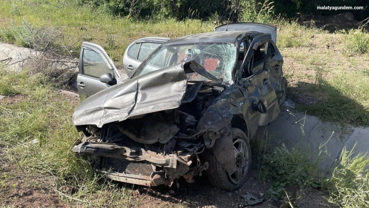 Virajı alamayan araç şarampole devrildi: 10 kişi yaralandı