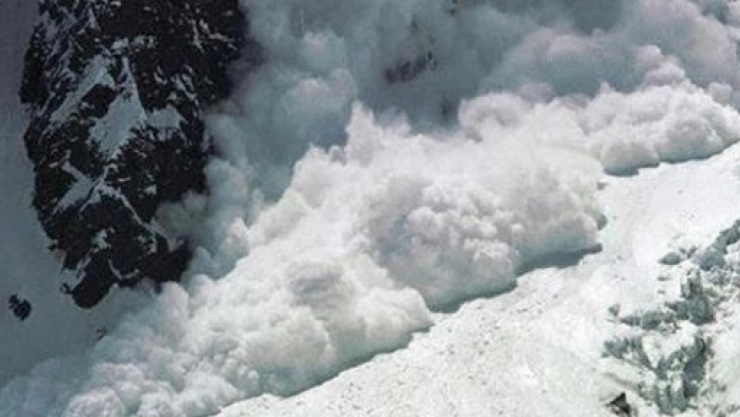 Yardım Götüren Ekip Çığ Nedeniyle Mahsur Kaldı