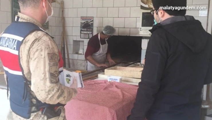 Yazıhan'da esnaflara korona virüs bilgilendirmesi yapılıyor