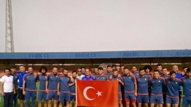Yeni Malatyaspor Antrenman Öncesi Türk Bayrağı Açtı