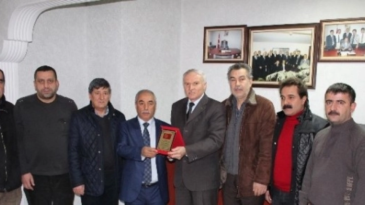 'Yerel Gazete Al, Altın Kazan' Kampanyasına Destek Verenlere Plaket