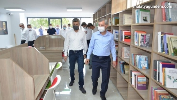 Yeşilyurt Belediyesi'nden  Çavuşoğlu 'na kitap kafe