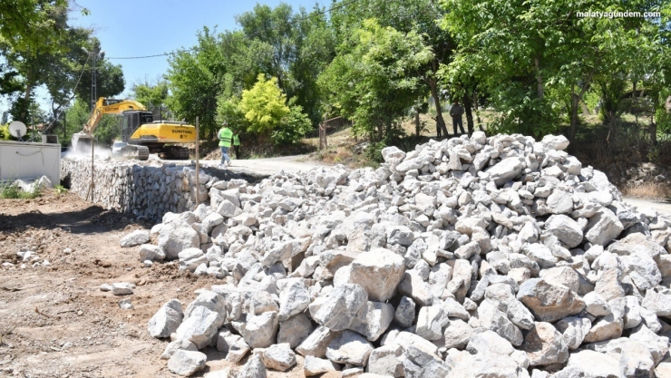 Yeşilyurt Belediyesi'nden Şahnahan'a taş duvarla güvenli yol