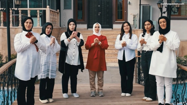 Yeşilyurt Kent Konseyi İşaret Dili Kursiyerlerinden Cumhuriyet'e Anlamlı Kutlama