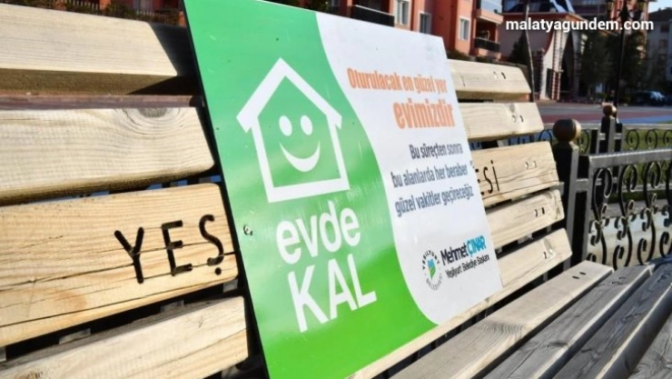 Yeşilyurt'ta banklara uyarı levhaları yerleştirildi