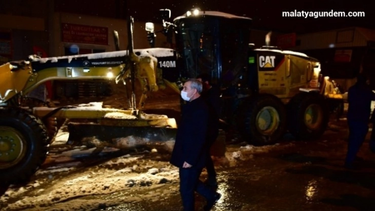 Yeşilyurt'ta buzlanma ve dona karşı tuzlama çalışmaları