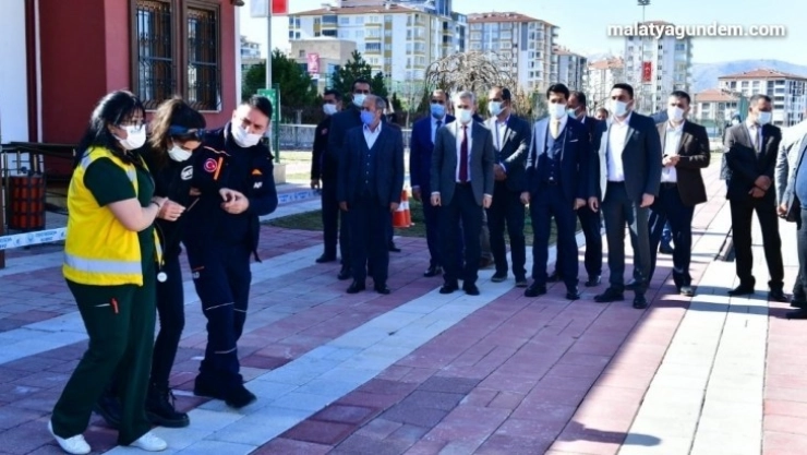 Yeşilyurt'ta gerçeğini aratmayan deprem tatbikatı