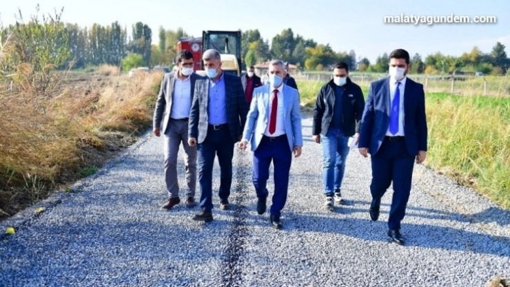 Yeşilyurt'ta kırsal bölgelerin yol ağı genişliyor