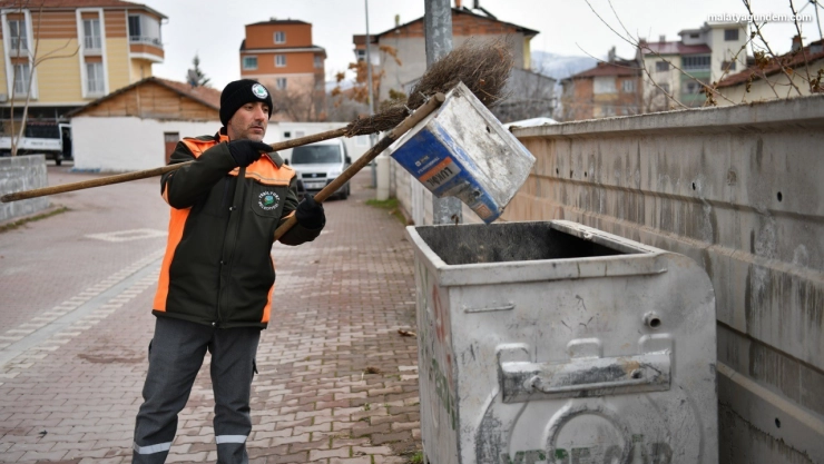 Yeşilyurt'ta temizlik işleri aralıksız sürüyor