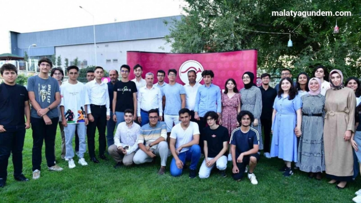 YKS'de başarılı olan öğrenciler ödüllendirildi