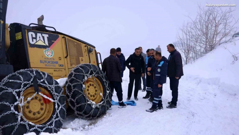 Akçadağ'da kar nedeniyle yoldan çıkan iş makinesi kurtarıldı
