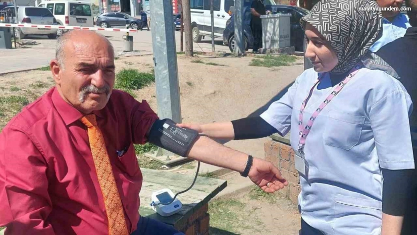 Akçadağ'da öğrenciler, halkın şeker ve tansiyonunu ölçtü