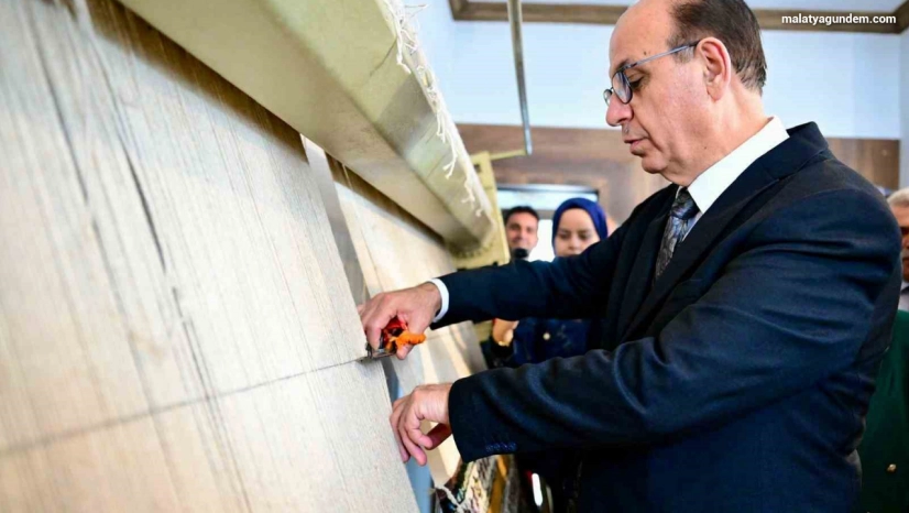 Başkan Geçit, halı dokuma kursunda kesim törenine katıldı