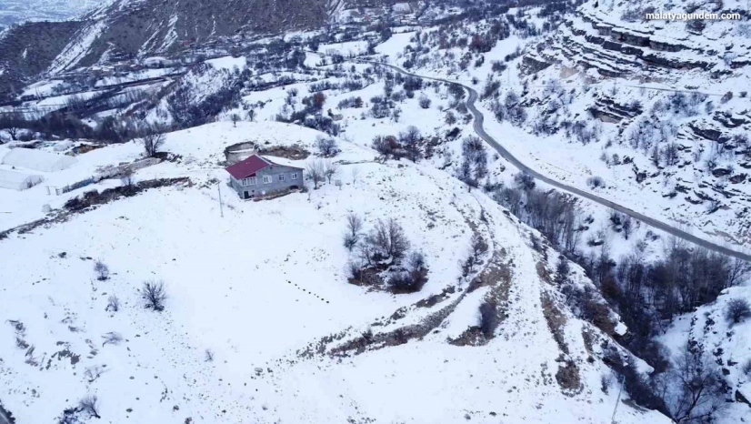 Beyaza bürünen 2 bin rakımdaki mahalleler havadan görüntülendi