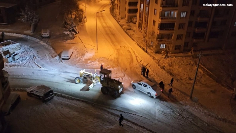 Darende Belediyesi'nin kar mesaisi sürüyor