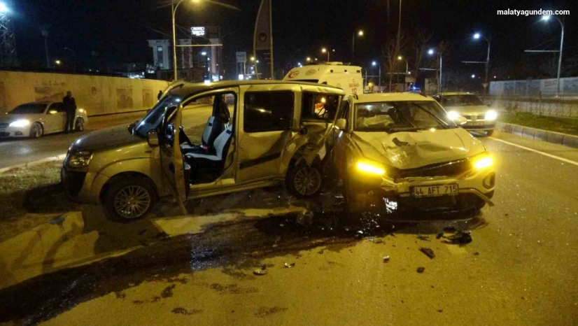 İki araç kullanılamaz hale geldi, sürücülerin burunları bile kanamadı