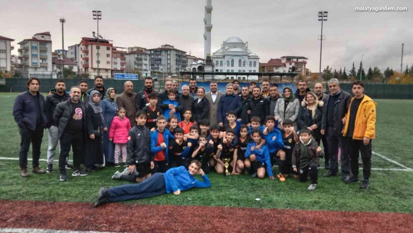 İl şampiyonluğuna baklavalı kutlama