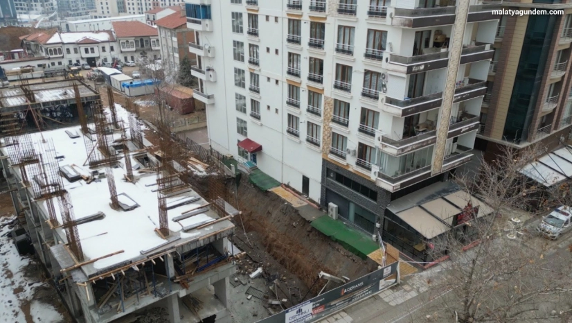 İstinat duvarı çöken bina havadan görüntülendi