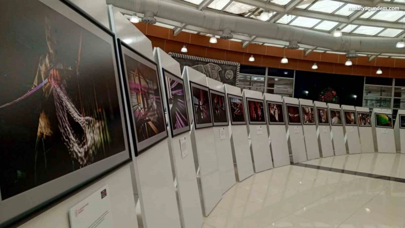 Kutnu Kumaş sergisi ziyaretçilerini Osmanlı modasına götürüyor