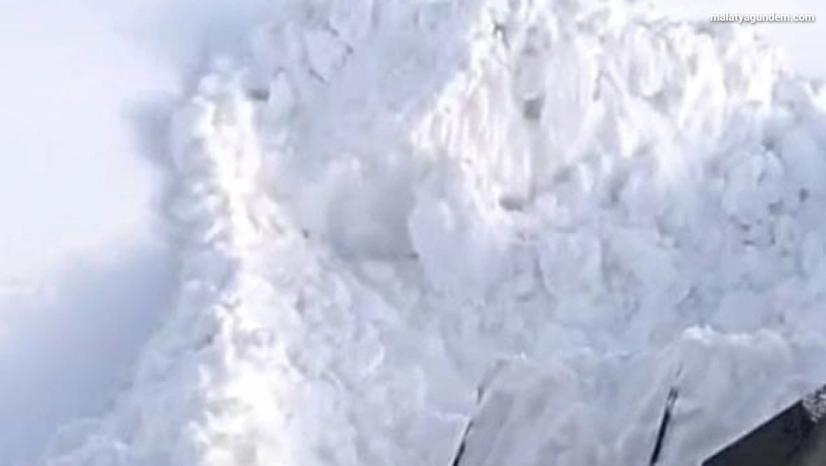 Malatya'da 1 buçuk metre karla mücadele kameralara yansıdı