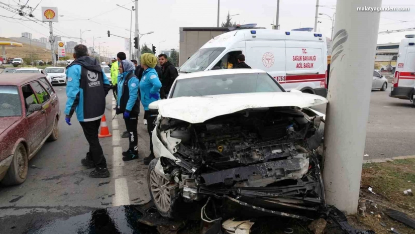 Çarpışan araçlarda 2 kişi yaralandı