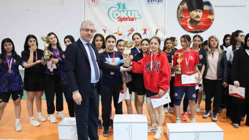 Malatya'da badminton ve futsal il şampiyonları kupalarını aldı