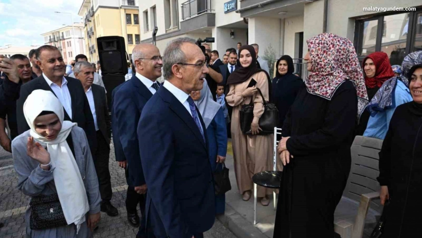 Bahçebaşın'da bin 130 konutun anahtarları hak sahiplerine teslim edildi