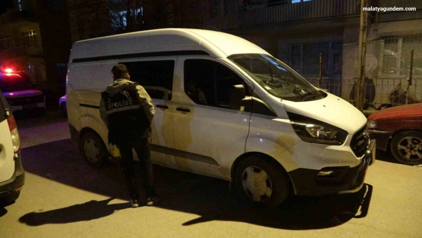 Bir şahıs, husumetlisinin ikametini kurşunladı